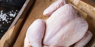 Thịt gà để ở ngăn đá đông cứng như gạch: Đừng thả vào nước làm cách này rã đông nhanh, thịt vẫn tươi ngon