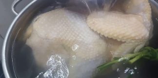 Luộc gà xong đừng vớt ngay ra đĩa, làm thêm một việc gà giòn sần sật, thịt chắc, chặt không nát da