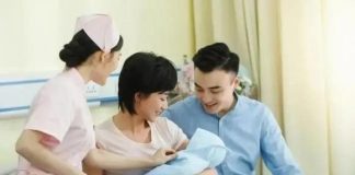 “Người đầu tiên đón trẻ” sau khi em bé chào đời là rất quan trọng. Ba người này cố gắng ‘tránh xa’, đây không hề mê tín