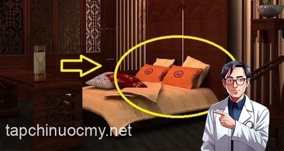Trong phong thủy, việc đặt giường ngủ đối diện cửa là điều không nên. 