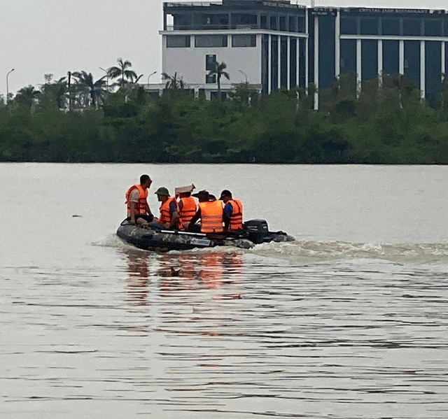 Nong-khong-co-phep-mau-vu-cha-om-2-con-nhay-cau-be-thuy-tieng-khoc-xe-long-cua-nguoi-o-lai-10