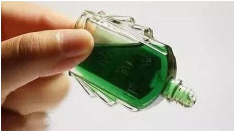 Nhỏ dầu gió vào bṑn cầu mẹo hay