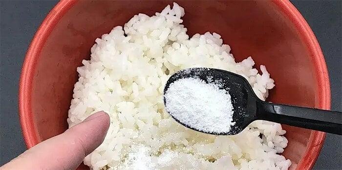 Việc trộn cơm nguội với bột giặt có thể đem lại nhiều lợi ích mà bạn ít ngờ tới.