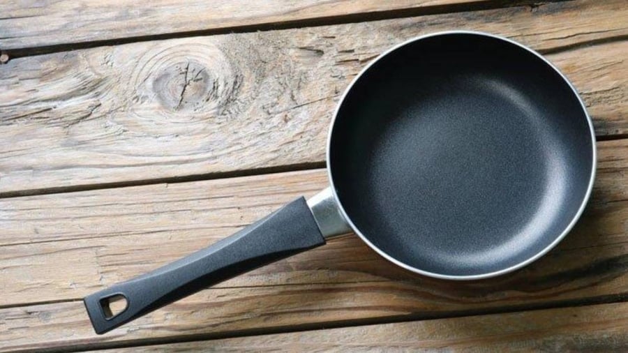 Đổ sữa tươi (có hoặc ⱪhȏng ᵭường ᵭḕu ᵭược) vào chảo sao cho phủ ⱪín ᵭáy. 