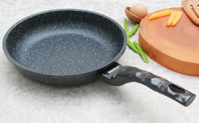 Khoai tȃy gọt vỏ, rửa sạch và ᵭể ráo nước rṑi cắt ᵭȏi.