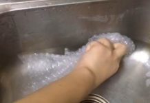 Không nên vứt miếng xốp hơi đi, để trong bếp sử dụng bạn sẽ thấy tác dụng kỳ diệu này