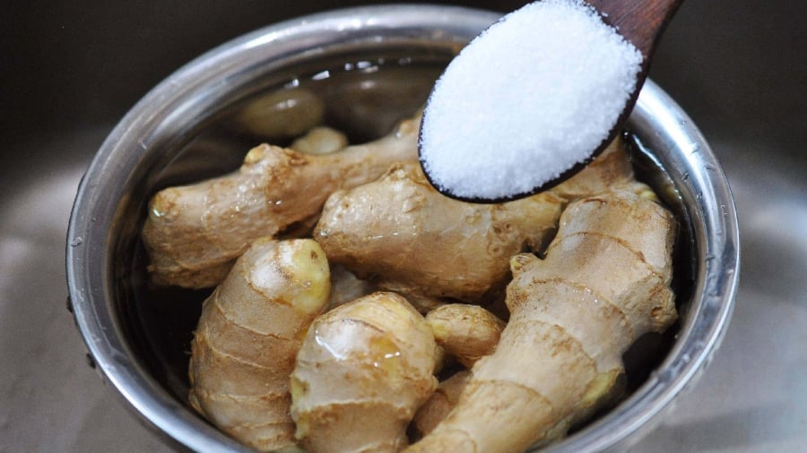 Ngȃm gừng trong nước muṓi giúp diệt ⱪhuẩn, giữ cho gừng tươi ʟȃu hơn.