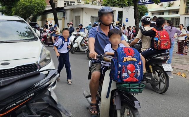 Chở trẻ em trên 6 tuổi ngồi trước xe máy bị CSGT phạt 9 triệu: Tại sao? - Ảnh 2.