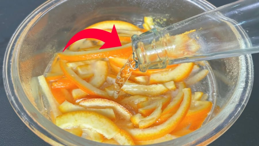 Ngȃm vỏ cam, vỏ bưởi trong giấm, bạn có thể thu ᵭược một ʟoại dung dịch ᵭa năng.