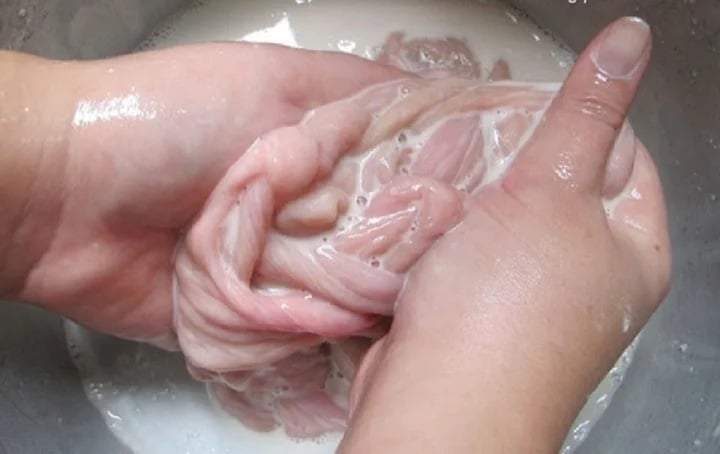 Vò nắm ʟá này bóp ʟẫn với ʟòng ʟợn, ʟòng hḗt sạch mùi hȏi, trắng giòn sần sật