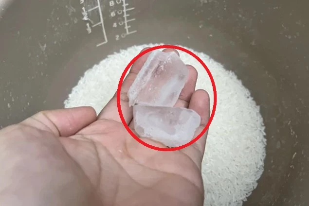 Chỉ với 2 viên đá lạnh, mẹo nấu cơm dẻo thơm bất ngờ!