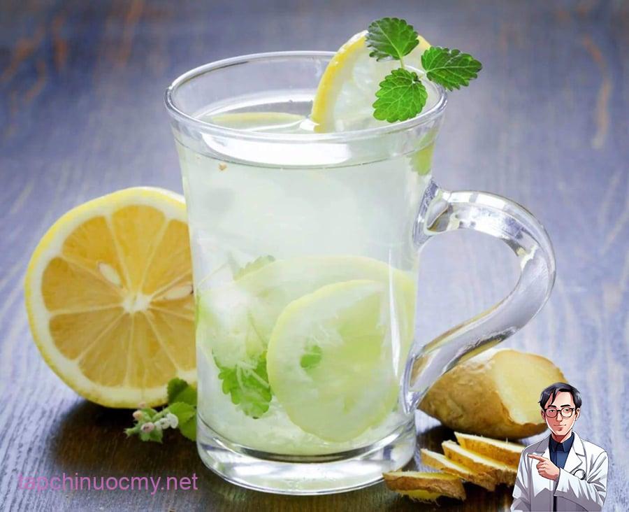 Nước chanh muối ấm là một trong những thức uống đơn giản được nhiều người lựa chọn uống vào buổi sáng