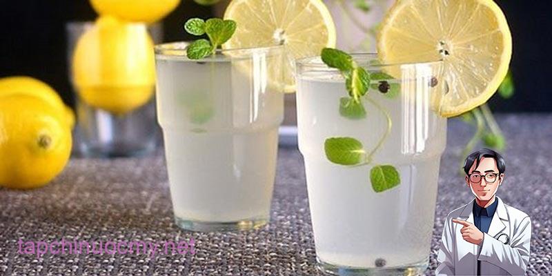 Khuấy nhẹ cho cốt chanh phân tán đều cốc nước và uống ngay khi nước còn ấm