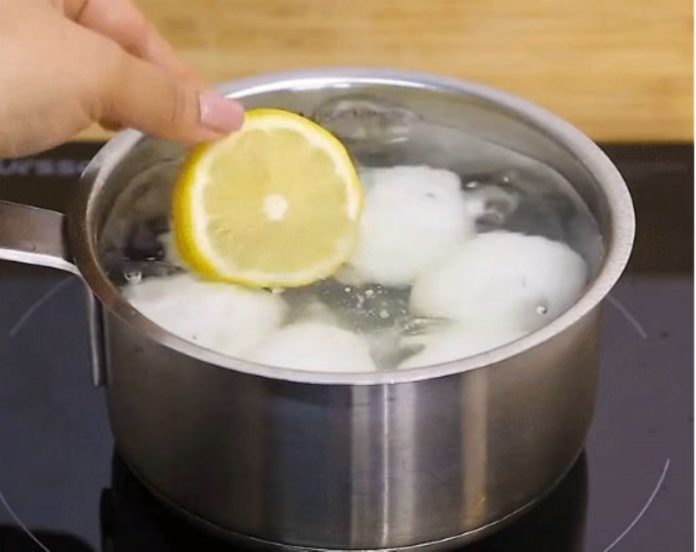 cho-them-1-lat-chanh-vao-noi-luoc-trung-se-giup-ich-bat-ngo-174359