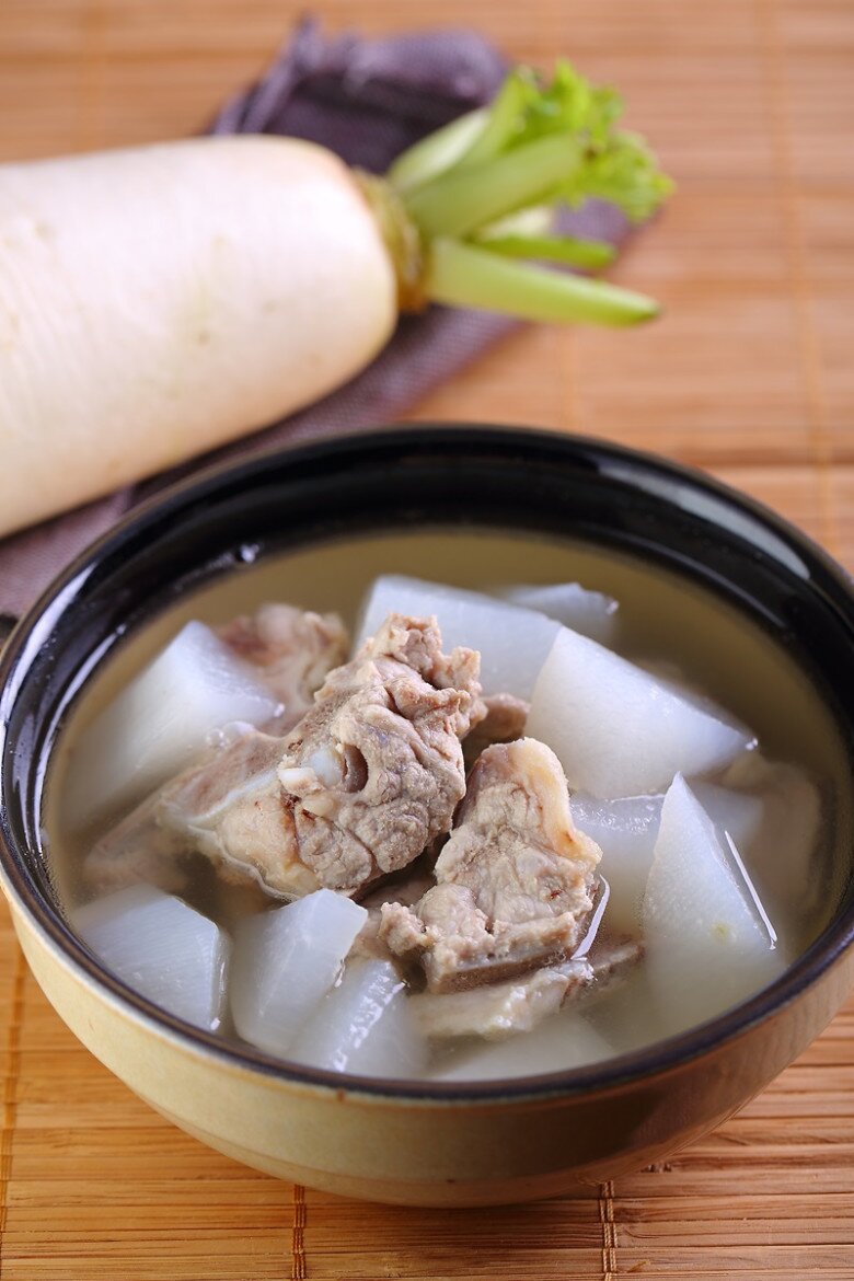 Hầm sườn người thì chần nước, người thì hầm trực tiḗp, ᵭầu bḗp nói: amp;#34;Cả hai ᵭḕu saiamp;#34;, cách ᵭúng ít người biḗt - 4