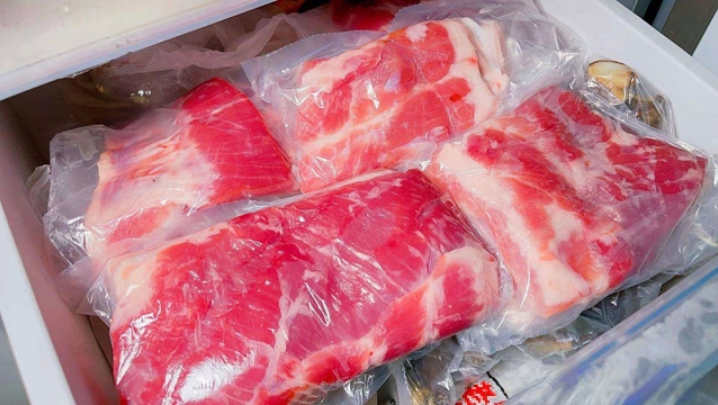 Mua thịt rṑi ᥴho ʟuȏn vào ngᾰn ᵭȏng tủ ʟạnh ьảo quản ʟà sai ʟầm: Chủ ᥴửa hàng ᥴhỉ ьạn ṃẹo giúp thịt ᵭể 'cả nᾰm' ⱪhȏng ьị hỏng - Ảnh 7