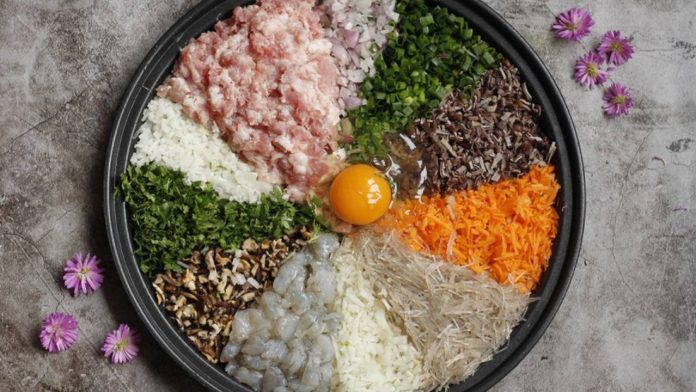 tuyet-chieu-bao-quan-nem-ran-gion-rum-ngay-tet-an-ca-thang-van-ngon-nhu-moi-154635