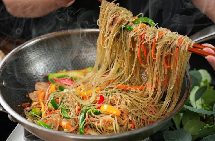 Mẹo xào miến không vón cục, tơi mềm như ngoài hàng