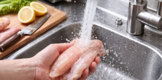 Vì sao không nên rửa thịt dưới vòi nước mạnh? Sai lầm này nhiều người mắc mỗi ngày mà không biết tác hại
