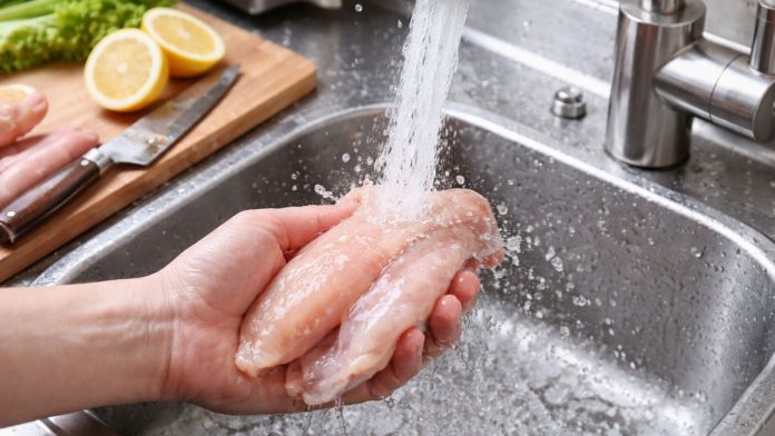 vi-sao-khong-nen-rua-thit-duoi-voi-nuoc-manh-sai-lam-nay-nhieu-nguoi-mac-moi-ngay-ma-khong-biet-tac-hai-103127