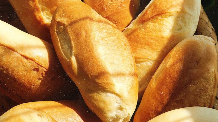 banh-mi-ngon-bo-re-nhung-co-5-nguoi-cang-an-cang-gay-hai-phai-tranh-xa-165939