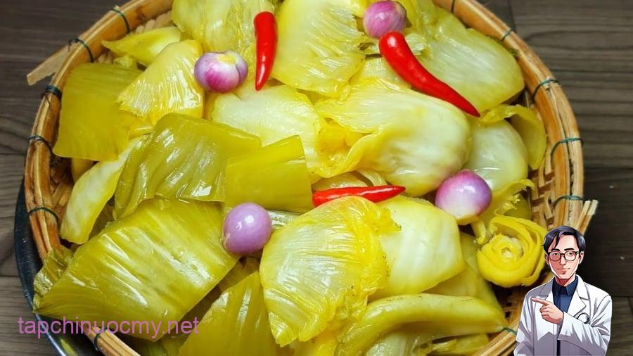 Tùy theo điều kiện thời tiết, sau khoảng 2 ngày, dưa sẽ bắt đầu có vị chua và có thể ăn được.