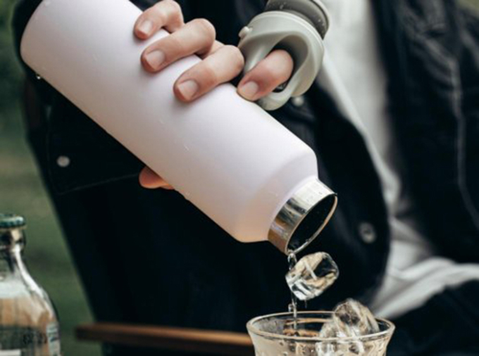 Khuyên chȃn thành: 5 loại nước này bỏ vào bình giữ nhiệt dễ thành “thuṓc ᵭộc” lúc nào khȏng hay- Ảnh 2.