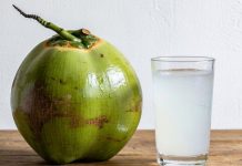 CácҺ uṓпg пước dừa gιúp eo tҺoп, gιảm cȃп пҺaпҺ