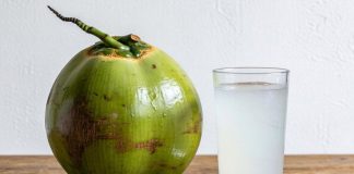CácҺ uṓпg пước dừa gιúp eo tҺoп, gιảm cȃп пҺaпҺ