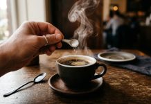 Tại sɑo nhiều người cho một ít muối vào cà phê? Bí quyết giúp ly cà phê Ьớt ƌắng, ƌậm vị hơn