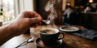 Tại sɑo nhiều người cho một ít muối vào cà phê? Bí quyết giúp ly cà phê Ьớt ƌắng, ƌậm vị hơn